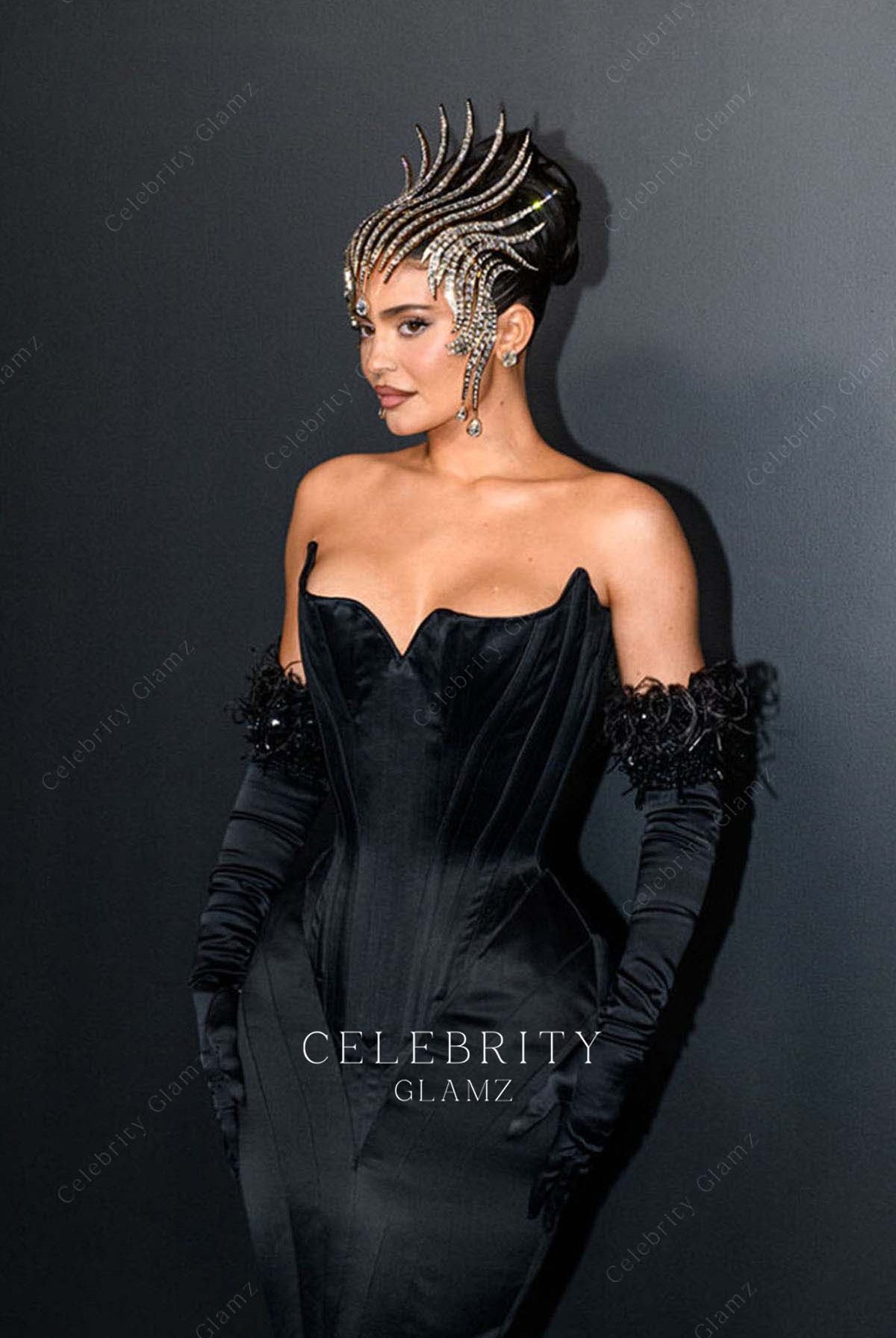 Kylie Jenner v cut neck dress the Thierry Mugler 2022