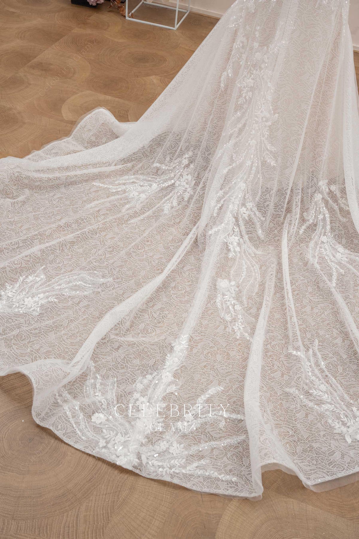 luxury shimmery lace appliques wedding dress