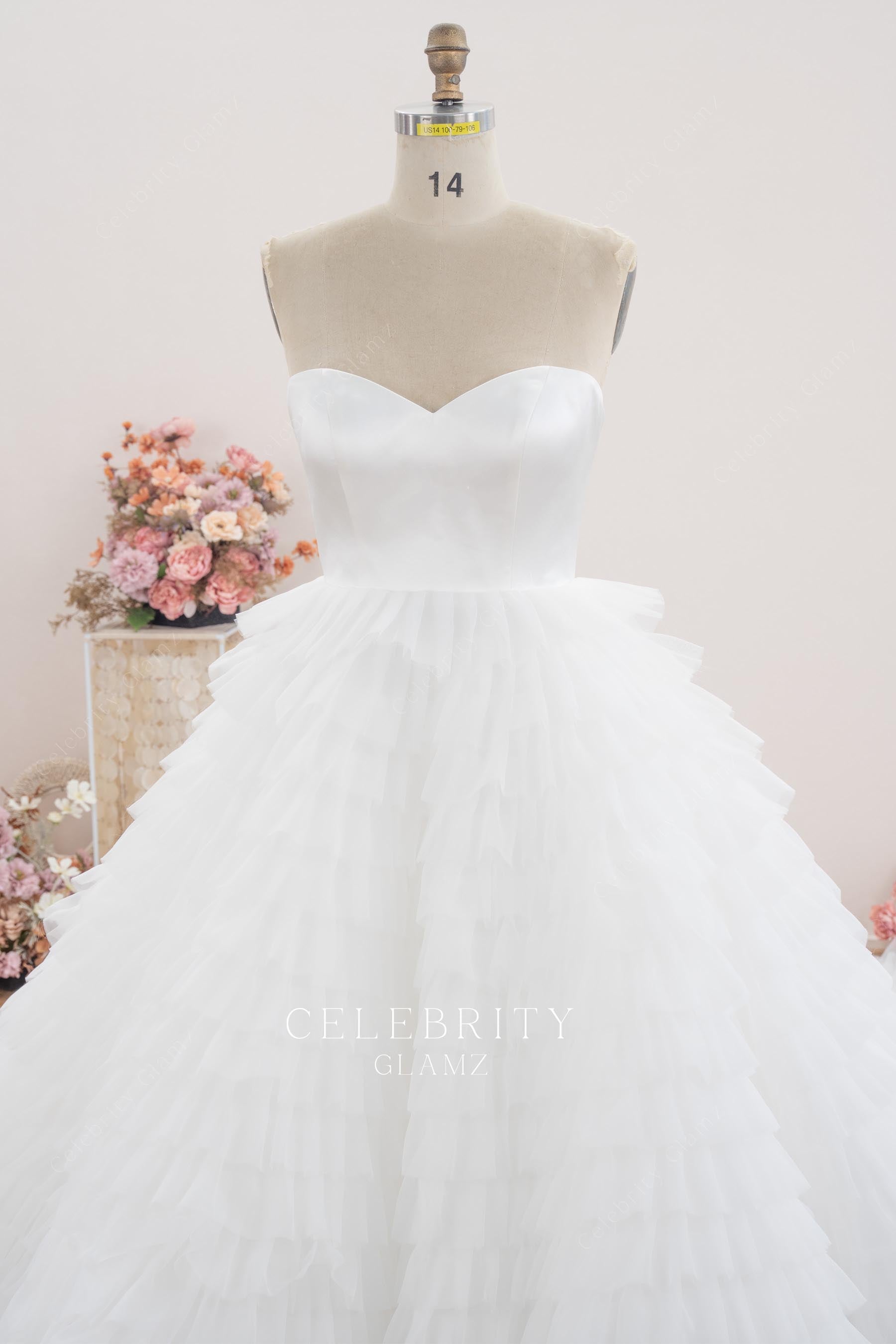 strapless sweetheart neck wedding dress